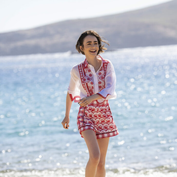 “Emily in Paris” lascia l’Italia e sbarca in Grecia per il capitolo finale: “Volevamo che l’ultima stagione fosse la più grande di sempre” – LE FOTO SUL SET