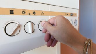 Copertina di I possibili rincari autunnali sulle bollette: “Tra settembre e dicembre una famiglia spenderà 270 euro in più per luce e gas”