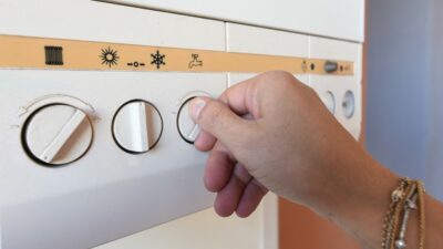 Copertina di I possibili rincari autunnali sulle bollette: “Tra settembre e dicembre una famiglia spenderà 270 euro in più per luce e gas”