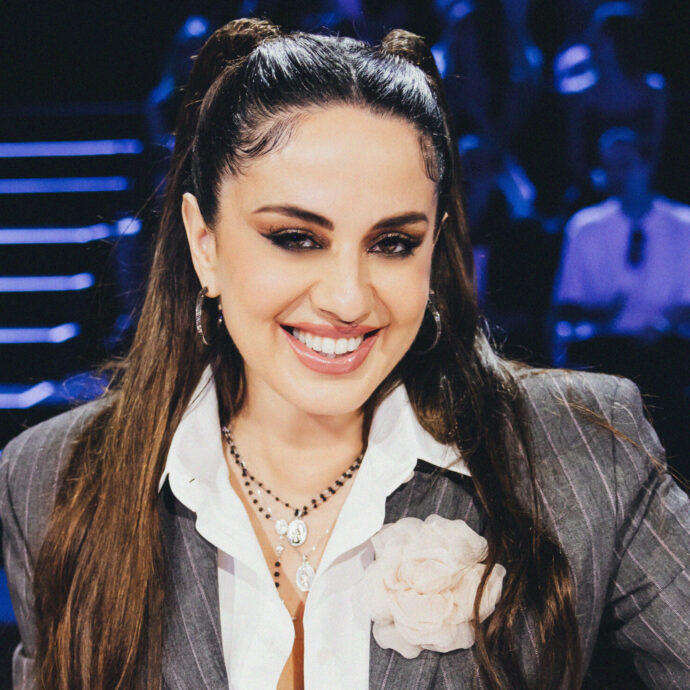 “A me nei ragazzi giovani di X Factor 2026 piace l’arroganza, perché me li fa percepire vivi”: Paola Iezzi e il backastage – IL VIDEO