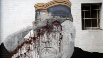 Copertina di Ratko Mladic, il boia che accarezzava i bimbi prima di ucciderli e si credeva Dio