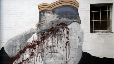 Copertina di Ratko Mladic, il boia che accarezzava i bimbi prima di ucciderli e si credeva Dio