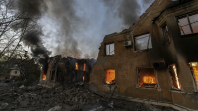 Copertina di Mosca: “Avanziamo nel Donetsk”. Bloomberg: “Putin intensificherà i raid in Ucraina”. Wsj: “Il capo della Cia ha avvertito Mosca di non attaccare la Nato”