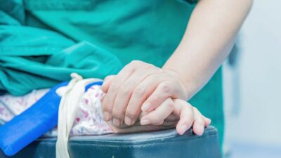 Copertina di Bimba di 6 anni colpita da un’acquasantiera, operata d’urgenza a Bari: prognosi riservata