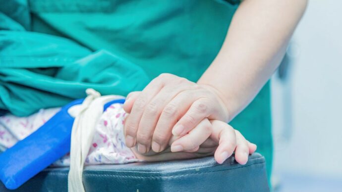 Bimba di 6 anni colpita da un’acquasantiera, operata d’urgenza a Bari: prognosi riservata