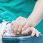 Copertina di Bimba di 6 anni colpita da un’acquasantiera, operata d’urgenza a Bari: prognosi riservata