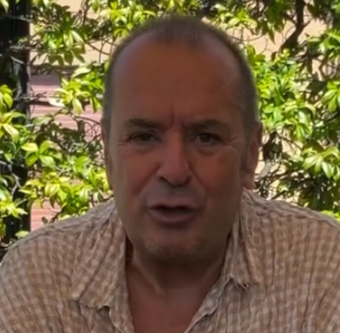 “Lascio la giuria del mio amato Ballando con Le Stelle dopo 17 anni. Nessuno si strapperà i capelli… Ci siamo comunque diveriti, no?”: le parole di Fabio Canino (che non cita Milly Carlucci)