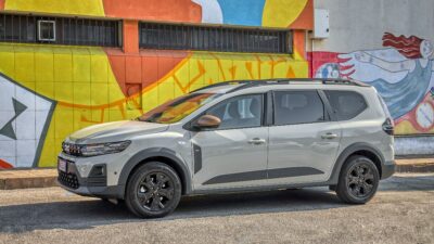 Copertina di Dacia Jogger Hybrid 155, in città viaggia fino all’80% del tempo in elettrico