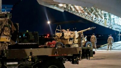 Copertina di Pisa, sulla pista dell’aeroporto passa un cannone del Kuwait