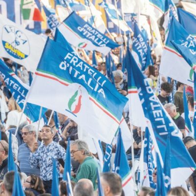 Copertina di Truppe cammellate alla festa per il record di durata del governo. E Meloni tassa gli eletti