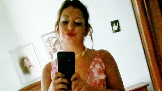 Donna trovata impiccata, lo strano incendio e i dubbi degli investigatori su una scena “alterata”. Indagato un amico