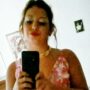 Copertina di Donna trovata impiccata, lo strano incendio e i dubbi degli investigatori su una scena “alterata”