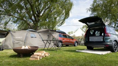 Copertina di Jogger, la Dacia che diventa un camper con letto matrimoniale per avventure outdoor