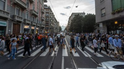 Copertina di Nuovo Codice della strada, stretta sui pedoni. Multe per smartphone e distrazioni