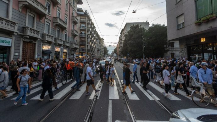 Nuovo Codice della strada, stretta sui pedoni. Multe per smartphone e distrazioni