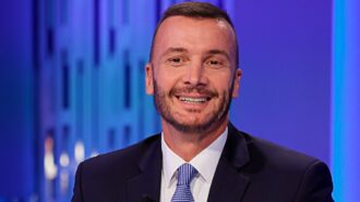 Copertina di Il tribunale dà ragione a Rocco Casalino, il sito Dagospia condannato per diffamazione: dovrà risarcire 75mila euro