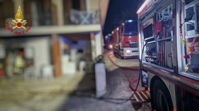 Avvolti dalle fiamme dopo l’esplosione di una bombola in un B&B, morto un turista e ustionate moglie e figlia