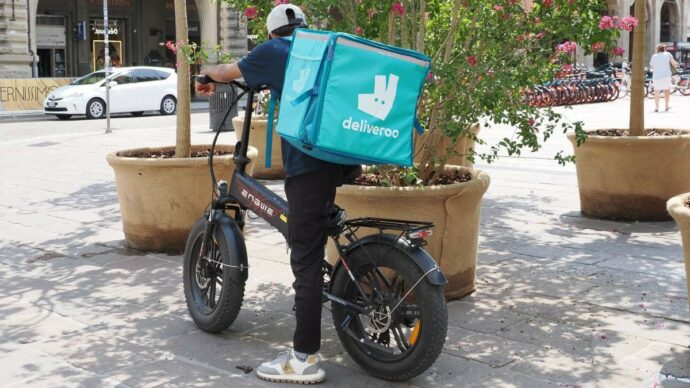 Rider, l’accordo di Deliveroo con la Procura di Milano: 14 euro all’ora e limiti di tempo. Usb: “Stesso modello di Glovo, bocciato due giorni fa”