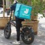 Copertina di Rider, l’accordo di Deliveroo con la Procura di Milano: 14 euro all’ora e limiti di tempo. Usb: “Stesso modello di Glovo, bocciato due giorni fa”
