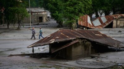 Copertina di Alluvione in Nepal, i dispersi sono 2.381. “Cento lavoratori intrappolati in una centrale idroelettrica”