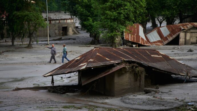 Alluvione in Nepal e Tibet, i dispersi sono 2.381. La Cina sospende i soccorsi: “Rischio di nuove inondazioni”