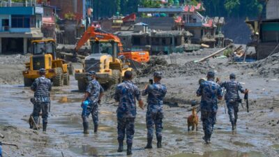 Copertina di Alluvione in Nepal, i dispersi sono 1.924. “Cento lavoratori intrappolati in una centrale idroelettrica”