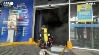 Copertina di Ucraina, droni russi colpiscono centro commerciale a Zaporizhzhia: il negozio in fiamme