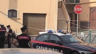 Copertina di Un morto e un ferito in un agguato a Cassano allo Ionio: il padre della vittima ucciso con la moglie nel 2022