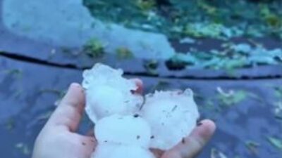 Copertina di Grandine gigante nel Bresciano distrugge i vetri delle auto: il video del comico Cosmin