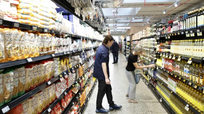 Prezzi del cibo alle stelle, Schlein: “Aumenti incontrollati e Meloni pensa ad autocelebrarsi e cambiare legge elettorale”. Conte: “Il governo festeggia, gli italiani no”