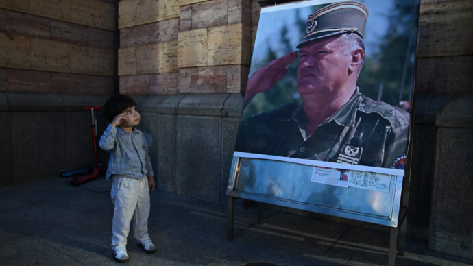 Ratko Mladic e l’amnesia collettiva. La Serbia si divide: chi ricorda i suoi crimini e chi lo definisce “un eroe che ha salvato il Paese dalla Jihad”