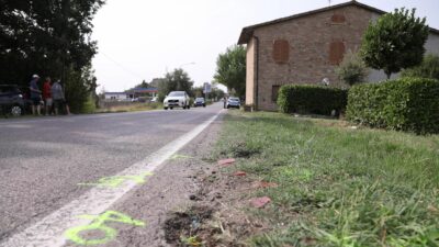 Copertina di Due 17enni morti in un incidente stradale a Perugia: sbalzati fuori dall’auto