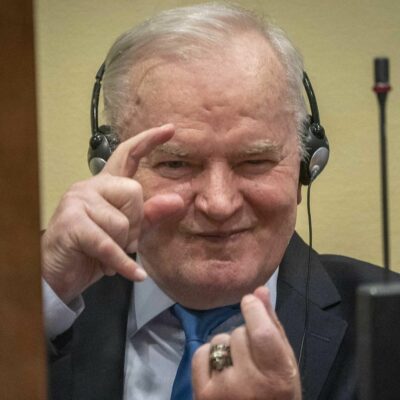 Copertina di La Serbia celebrerà il boia di Srebrenica: “Per Mladic funerali di Stato”. L’Ue: “Scelta contraria ai nostri valori”