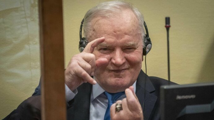 La Serbia celebrerà il boia di Srebrenica: “Funerali di Stato per Mladic”. L’Ue: “Glorificazione contraria ai nostri valori”