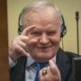 Copertina di La Serbia celebrerà il boia di Srebrenica: “Per Mladic funerali di Stato”. L’Ue: “Scelta contraria ai nostri valori”