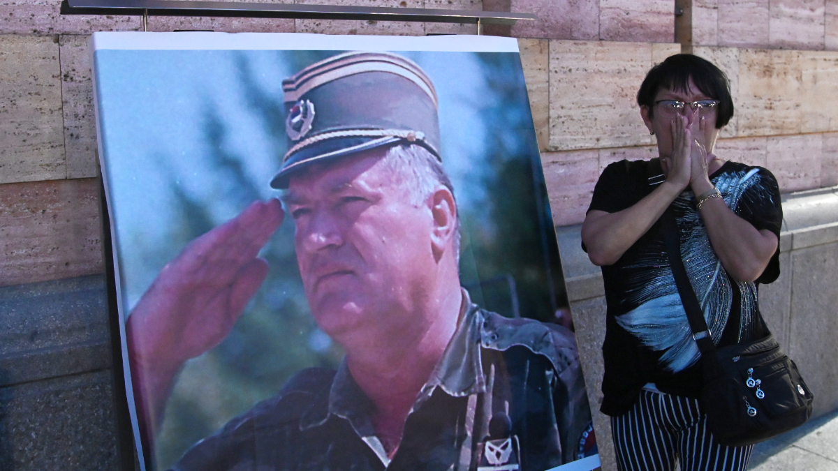 la serbia celebrer224 il boia di srebrenica ratko mladic avr224 i funerali con gli onori militari e di stato da Ilfattoquotidiano.it la serbia celebrer224 il boia di srebrenica ratko mladic avr224 i funerali con gli onori militari e di stato