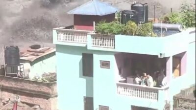 Copertina di L’acqua sommerge tutto, una casa resta in piedi in mezzo alla devastazione: le immagini della disastrosa inondazione in Nepal