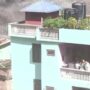 Copertina di L’acqua sommerge tutto, una casa resta in piedi in mezzo alla devastazione | Video