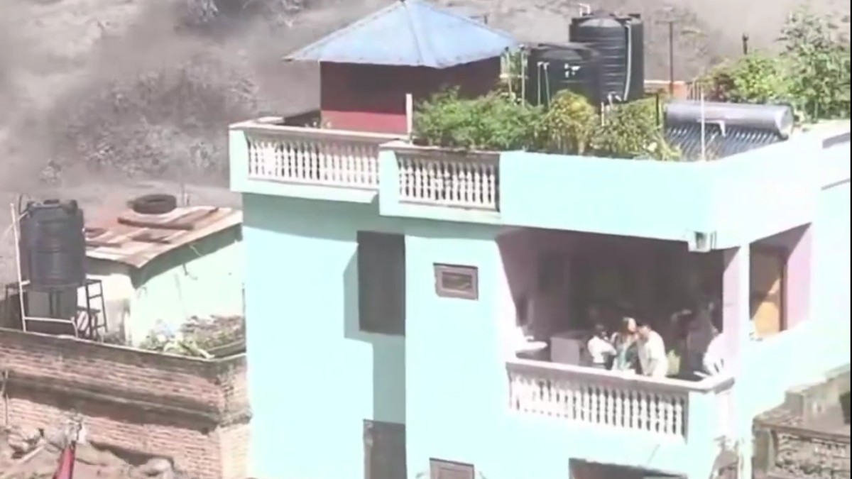 l8217acqua sommerge tutto una casa resta in piedi in mezzo alla devastazione le immagini della disastrosa inondazione in nepal da Ilfattoquotidiano.it l8217acqua sommerge tutto una casa resta in piedi in mezzo alla devastazione le immagini della disastrosa inondazione in nepal