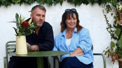 Copertina di “Ho 61 anni e sono pronta a sposare il mio uomo di 41 anni. Mia figlia dice che quando ci vede sta male, le viene da vomitare. È contraria”: Coleen Nolan si sfoga