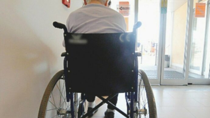 “Con lei sprofondo nel sonno”: tenta di avvelenare l’anziano zio per l’eredità, arrestata 38enne
