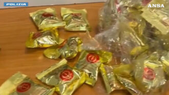 Copertina di Oltre 5 chili di cocaina nascosti nei biscotti della fortuna: 40enne arrestata a Fiumicino
