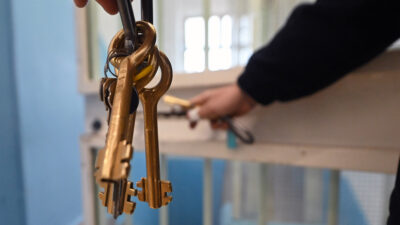 Copertina di Carcere di Siracusa, detenuti salgono sui tetti per protesta e lanciano calcinacci: undici agenti della penitenziaria feriti