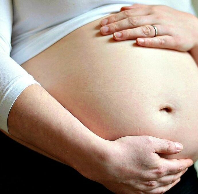 Un parto, due concepimenti, due famiglie: il paradosso dei gemelli nati in Australia che non sono fratello e sorella