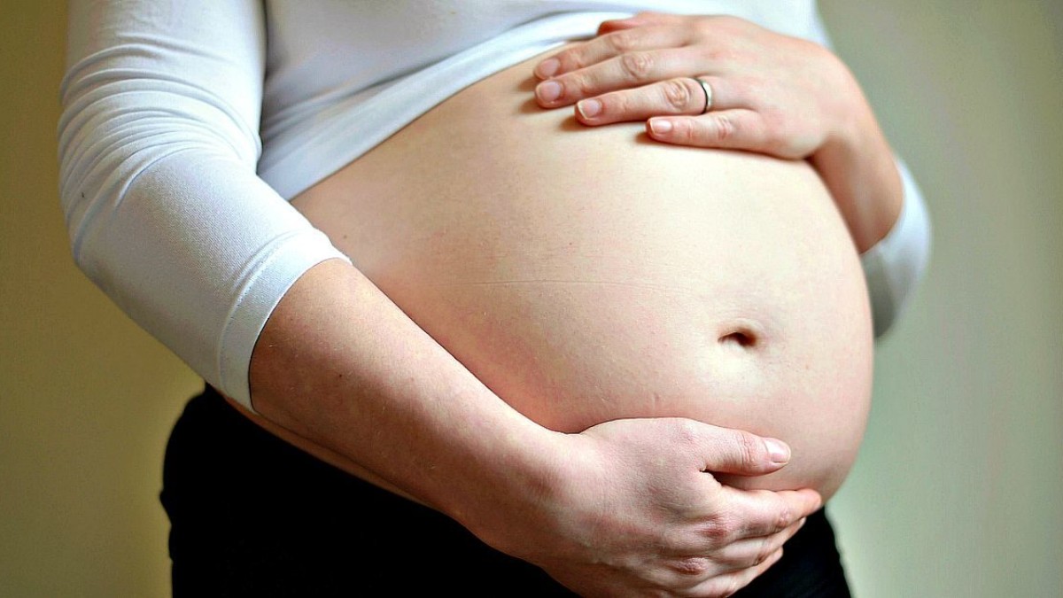 Un parto, due concepimenti, due famiglie: il paradosso dei gemelli nati in Australia che non sono fratello e sorella