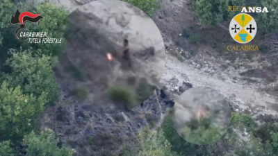 Copertina di Appicca il fuoco a Filandari, ma un drone della Regione lo riprende in diretta: arrestato in flagrante | Video