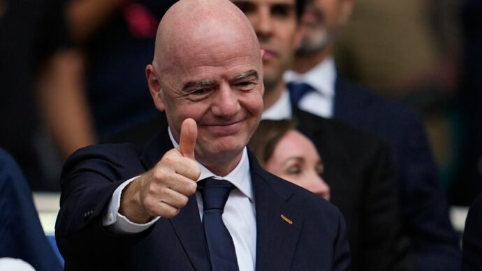 Che tristezza il sostegno delle “leggende” a Infantino: è tutto bello quando puoi girare il mondo gratis, dai viaggi in business agli alberghi di lusso