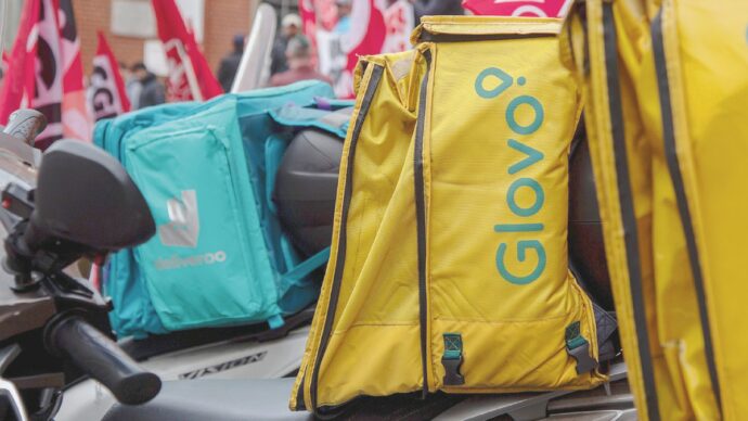 Deliveroo alza a 14 euro la paga dei rider: stesso modello di Glovo  bocciato dai pm