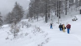 Copertina di Il rifugio dei migranti sulla rotta alpina chiude per mancanza di fondi. In arrivo tende e container. Le associazioni: “Non si può lasciare al freddo nessuno. Serve l’aiuto di tutti”