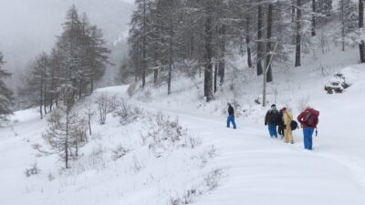 Copertina di Il rifugio dei migranti sulla rotta alpina chiude per mancanza di fondi. In arrivo tende e container. Le associazioni: “Non si può lasciare al freddo nessuno. Serve l’aiuto di tutti”